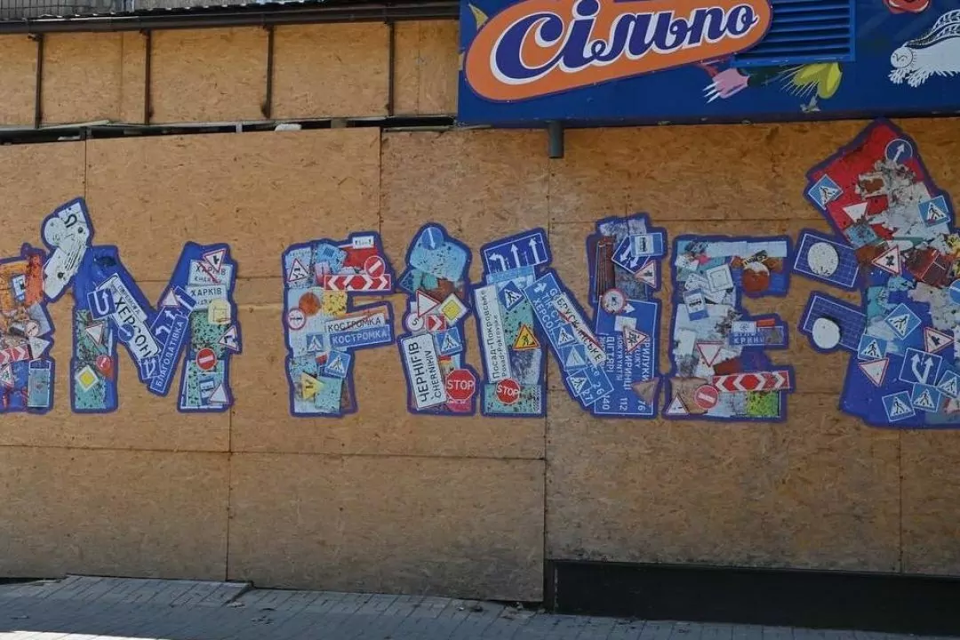I'm Fine: у Херсоні на фасаді "Сільпо" зобразили інсталяцію українського художника для Burning Man 2024