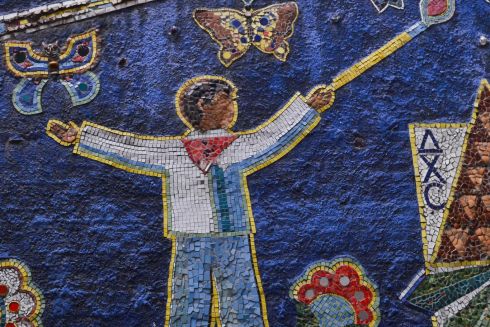 З художньої студії ім. Осташинського зняли мозаїку, аби її реставрувати: що планують зробити