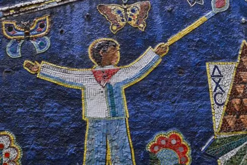 З художньої студії ім. Осташинського зняли мозаїку, аби її реставрувати: що планують зробити