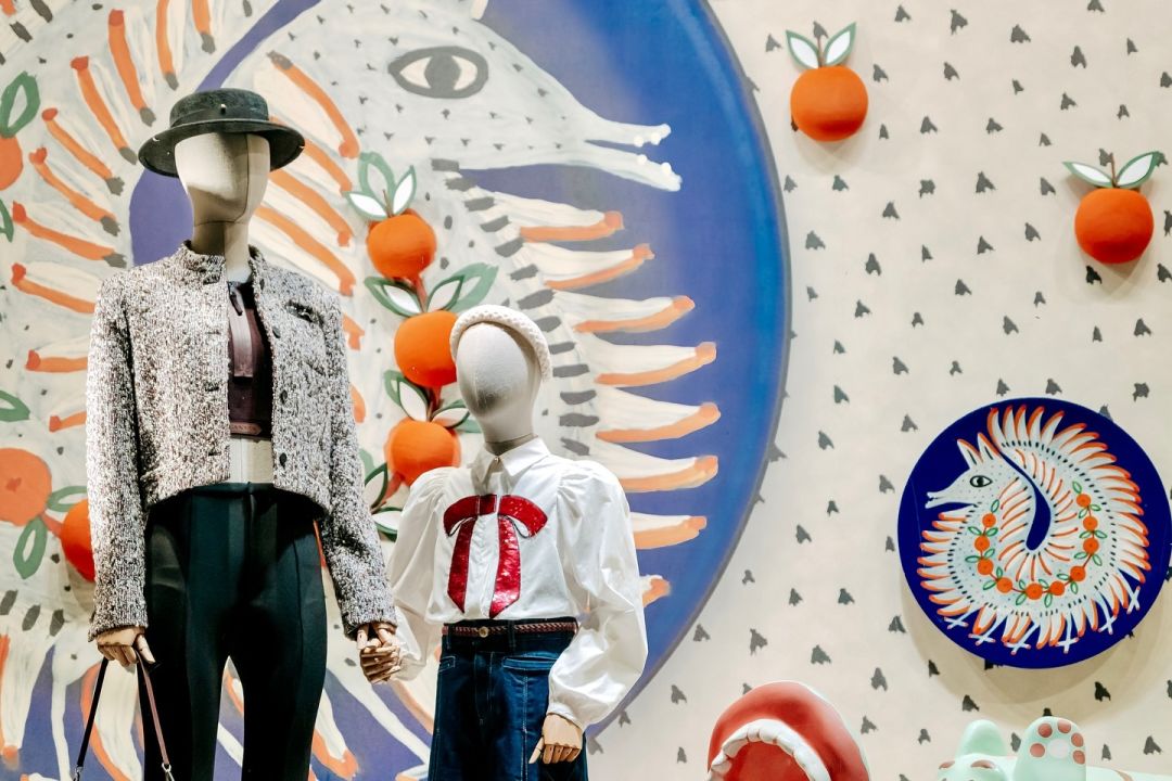 Свої осінні вітрини ЦУМ присвятив творчості Марії Примаченко: дивіться, який вигляд вони мають