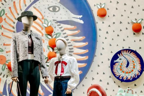 Свої осінні вітрини ЦУМ присвятив творчості Марії Примаченко: дивіться, який вигляд вони мають