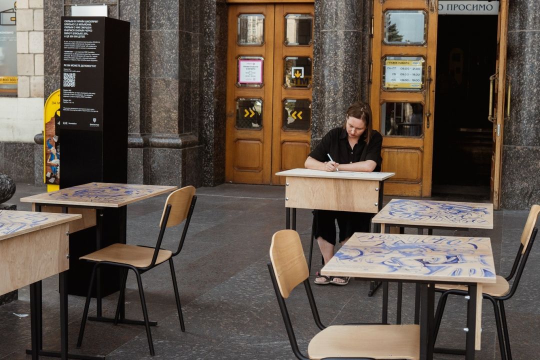 На вулицях Києва з'явилися шкільні парти з унікальними ілюстраціями: з якою метою