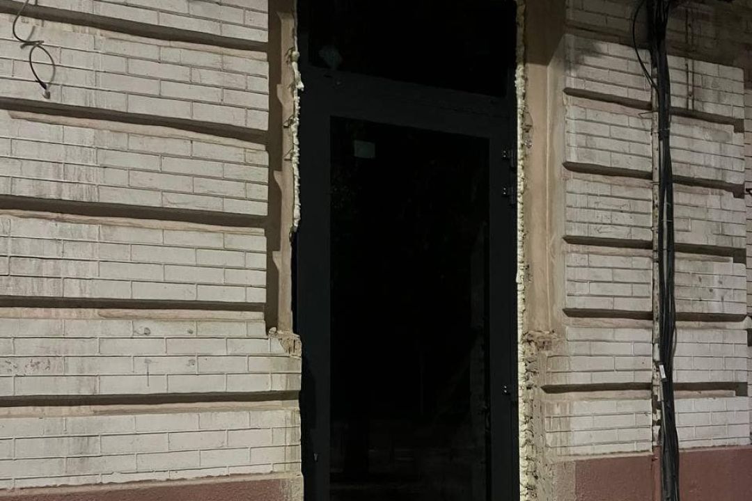 В історичному будинку на Франка встановили пластикові двері та розібрали частину фасаду