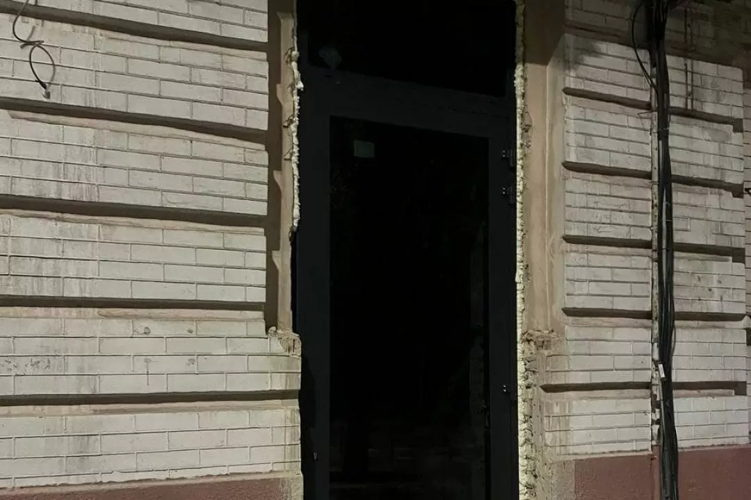 В історичному будинку на Франка встановили пластикові двері та розібрали частину фасаду