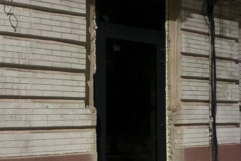 В історичному будинку на Франка встановили пластикові двері та розібрали частину фасаду