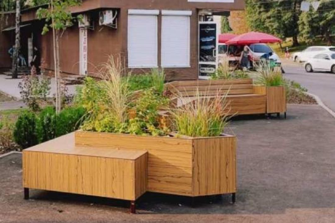 На Пріорці встановили вуличні меблі з озелененням: фото