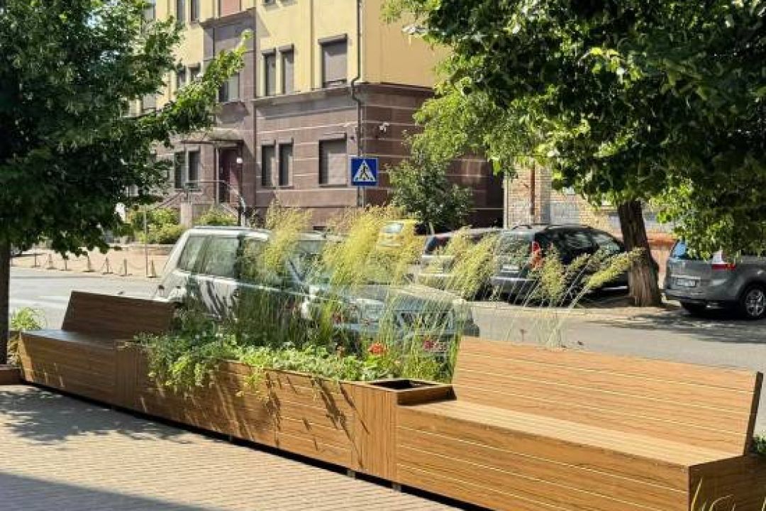 Новий парклет встановили навпроти медзакладів біля станції метро ”Тараса Шевченка”