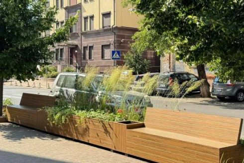 Новий парклет встановили навпроти медзакладів біля станції метро ”Тараса Шевченка”