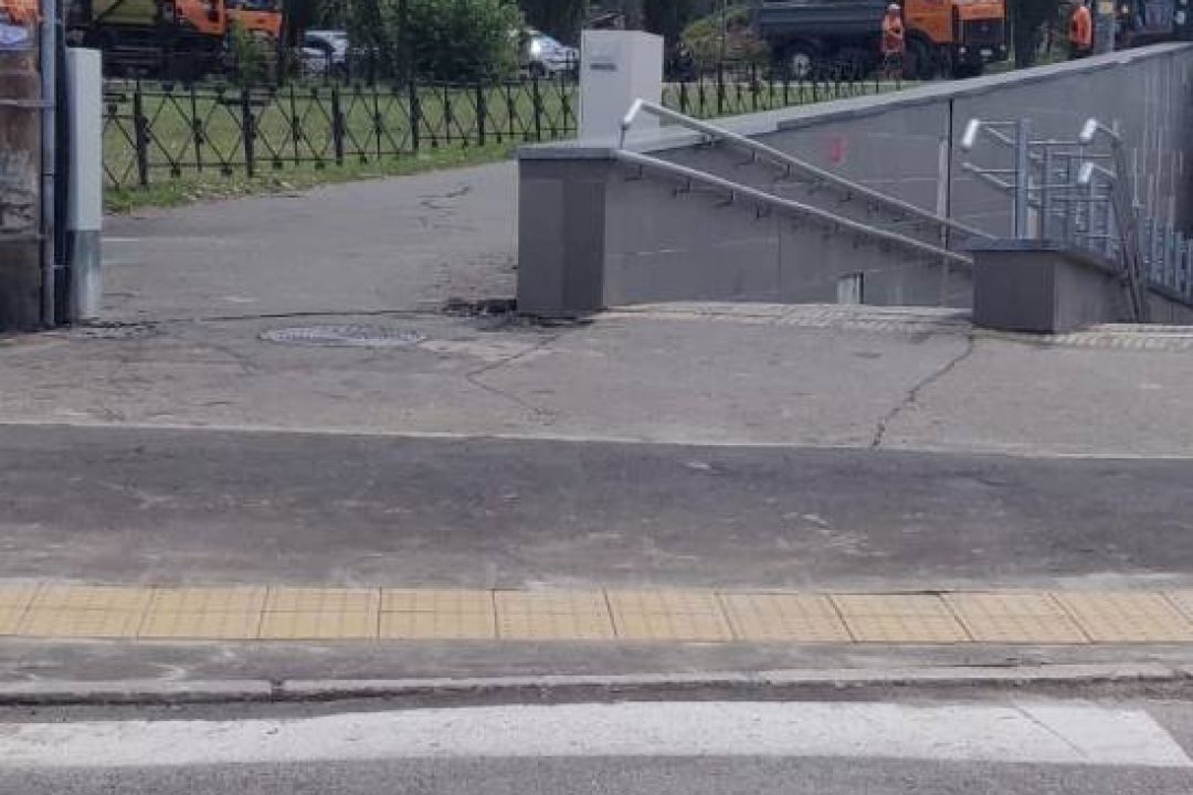 У Солом'янському районі понизили тротуари та облаштували тактильну плитку: адреси