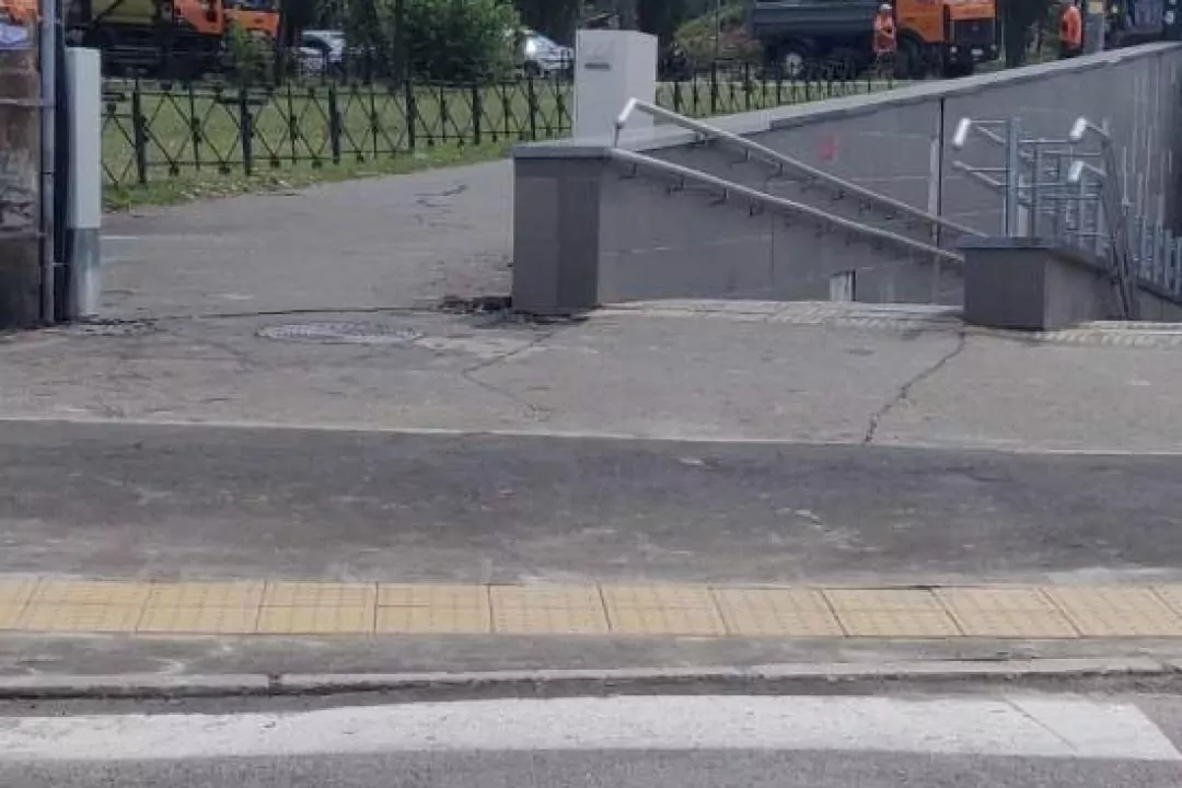 У Солом'янському районі понизили тротуари та облаштували тактильну плитку: адреси