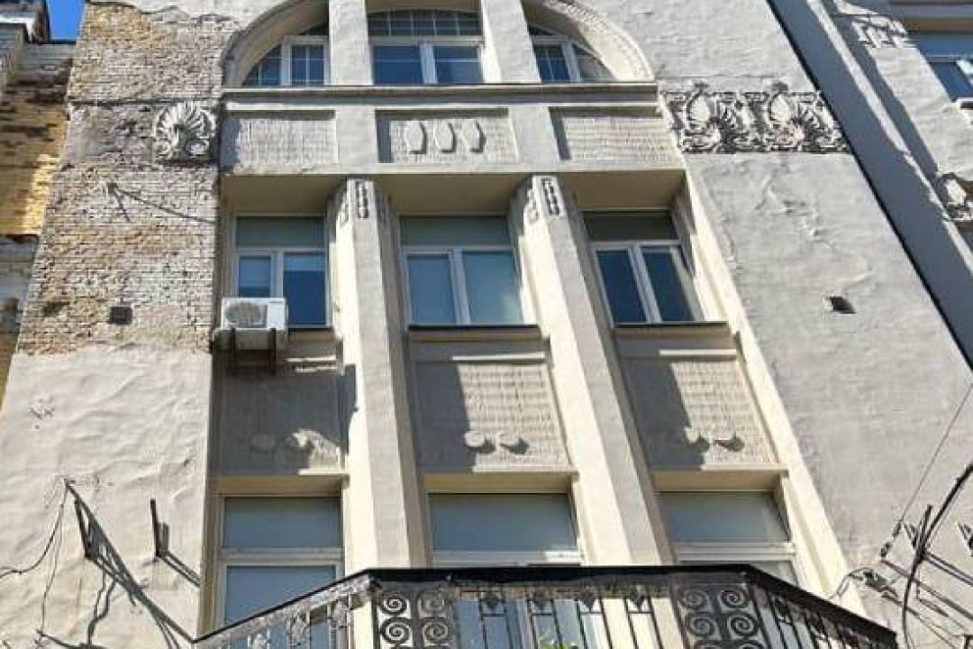 У центрі Києва зупинили руйнування пам'ятки архітектури: з її фасаду відбили декоративні елементи