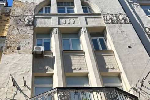 У центрі Києва зупинили руйнування пам'ятки архітектури: з її фасаду відбили декоративні елементи