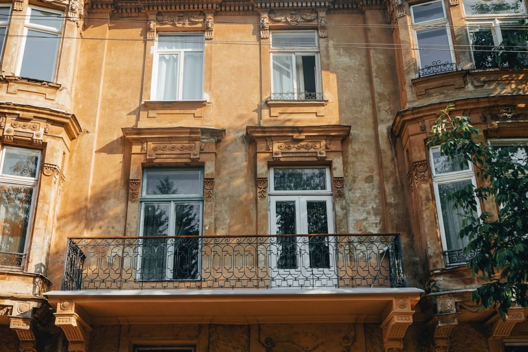 Дивіться, як у Львові відреставрували балкон на фасаді будинку-пам'ятки