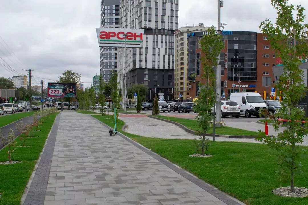 У Львові облаштували простір перед ТРЦ, який згодом перетворять у пішохідний бульвар: фото