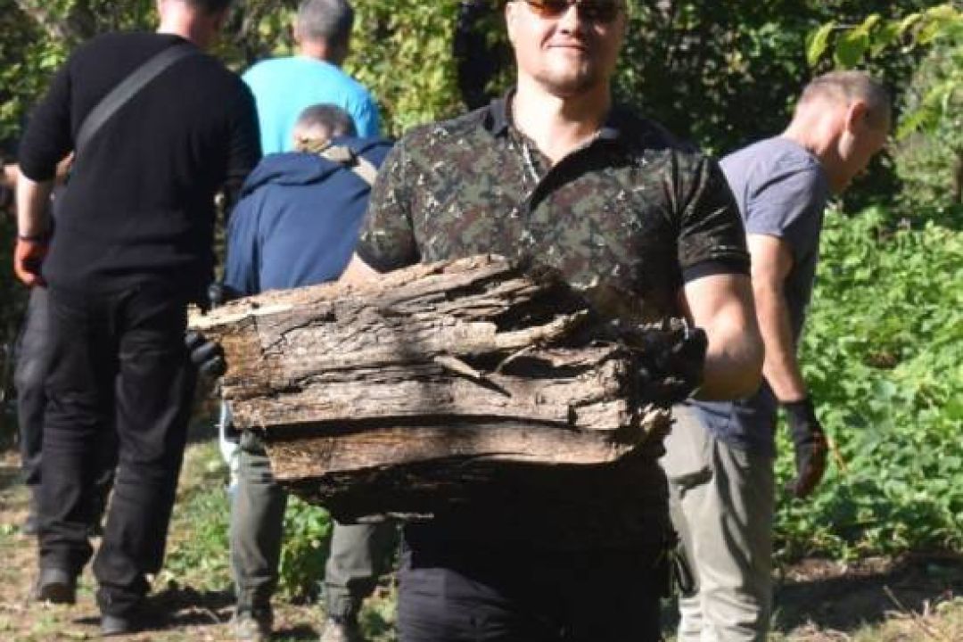 На Дарниці від сміття очистили берег озера Жандарка: фото