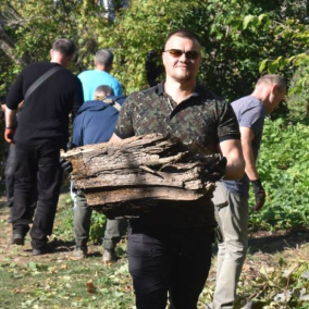 На Дарниці від сміття очистили берег озера Жандарка: фото