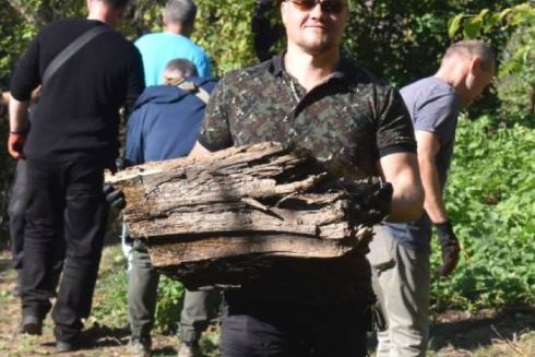 На Дарниці від сміття очистили берег озера Жандарка: фото