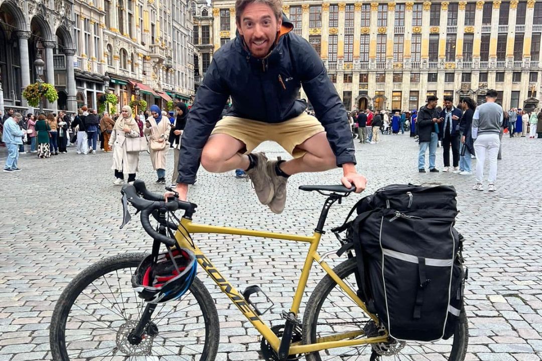 Французький журналіст проїхав на велосипеді зі Львова до Брюсселя, аби зібрати гроші для ЗСУ