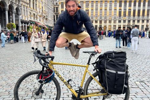 Французький журналіст проїхав на велосипеді зі Львова до Брюсселя, аби зібрати гроші для ЗСУ