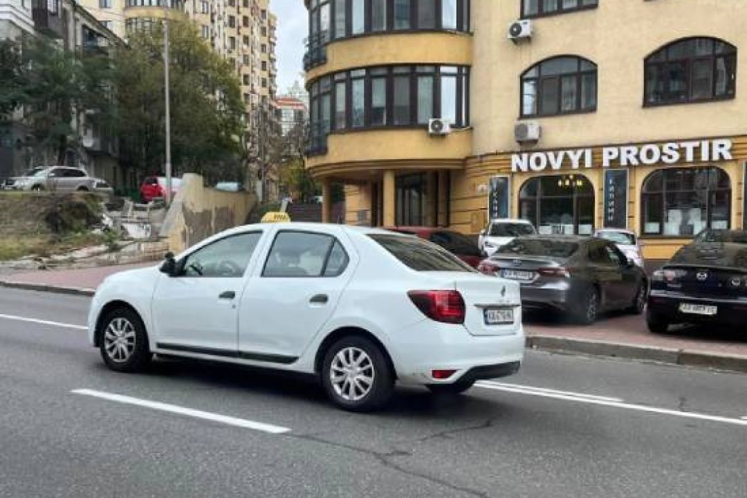 На вулиці Чорновола у Києві розпочали облаштування виділеної смуги для громадського транспорту