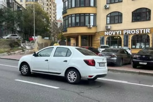 На вулиці Чорновола у Києві розпочали облаштування виділеної смуги для громадського транспорту