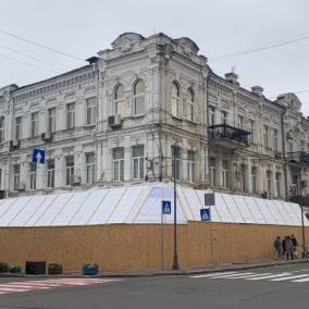 У Києві до будинку-пам'ятки архітектури прибудували незаконну терасу: фото