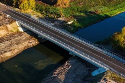 Дивіться, як на Київщині відновили міст через річку Трубіж, зруйнований росіянами