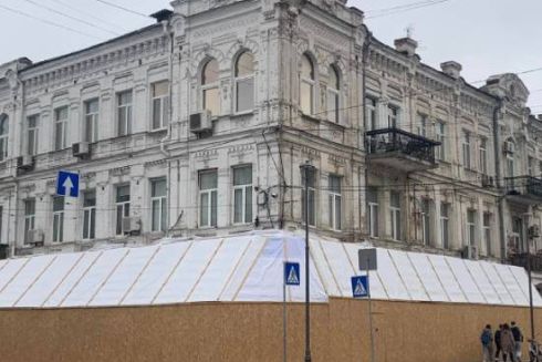 У Києві до будинку-пам'ятки архітектури прибудували незаконну терасу: фото