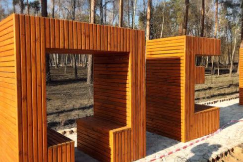 У парку «Перемога» встановили лавочки у формі гігантських літер