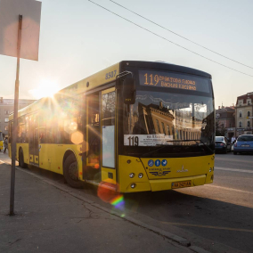 В наземном транспорте Киева разрешат рассчитываться банковскими картами