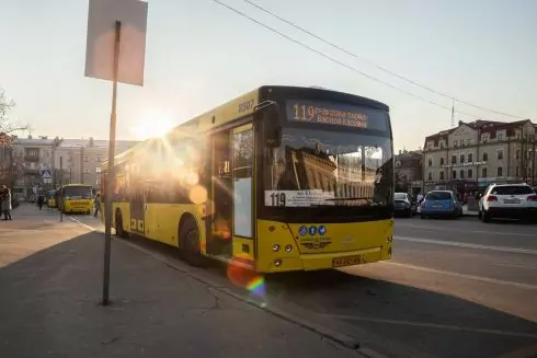 У наземному транспорті Києва дозволять платити банківськими картками