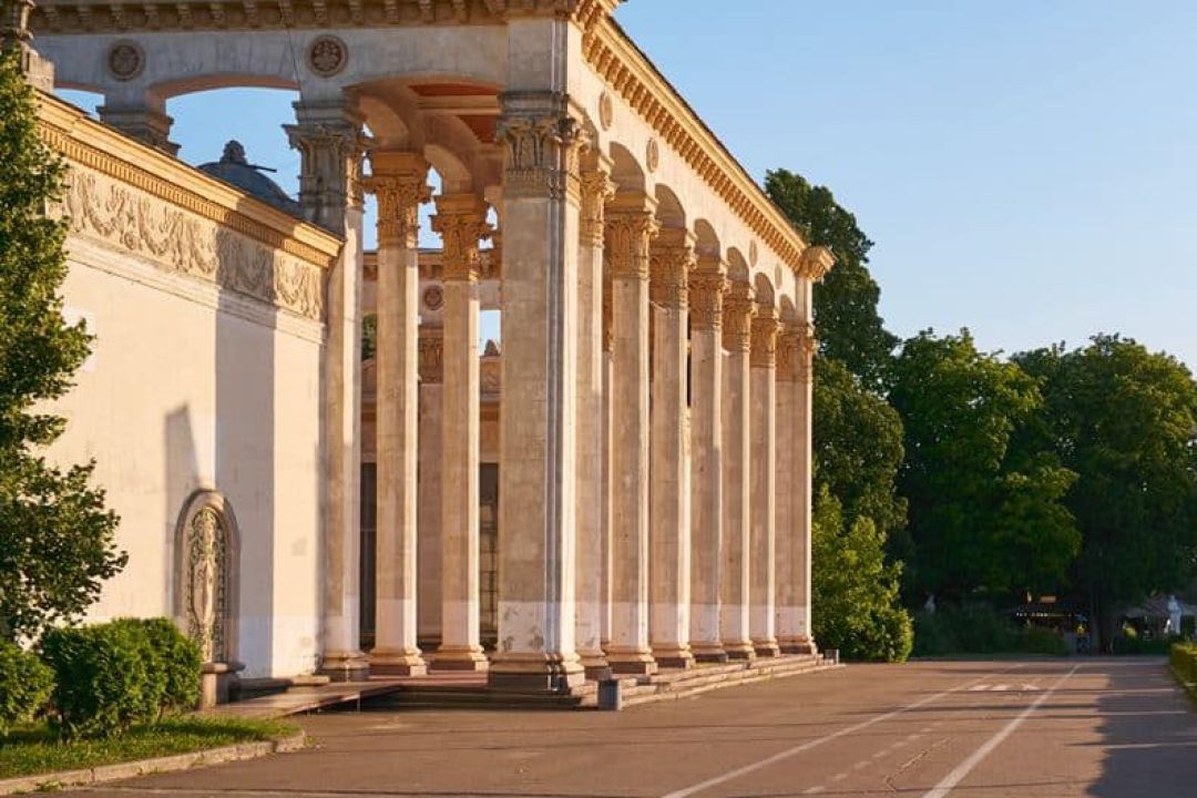 На ВДНГ біля трьох павільйонів та оранжереї почали встановлювати пандуси