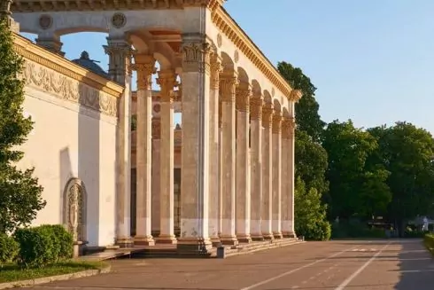 На ВДНГ біля трьох павільйонів та оранжереї почали встановлювати пандуси