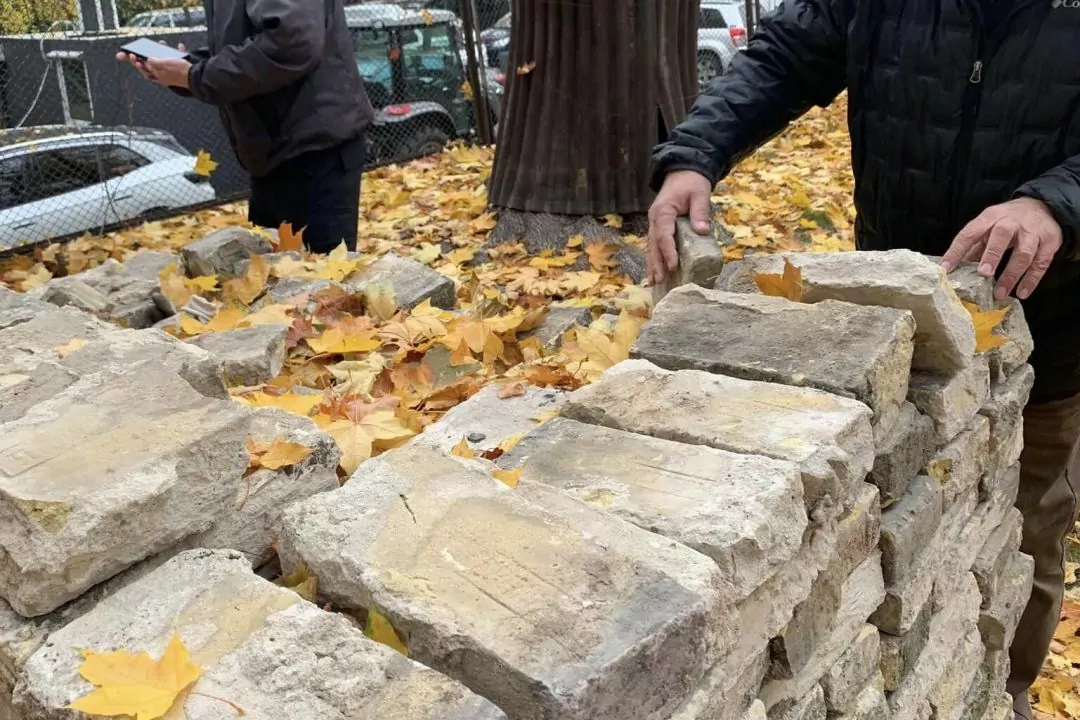 У сквері на Чеховському провулку розібрали підпірну стінку: активісти збирають гроші на її відновлення