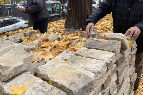 У сквері на Чеховському провулку розібрали підпірну стінку: активісти збирають гроші на її відновлення