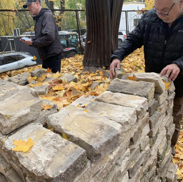 У сквері на Чеховському провулку розібрали підпірну стінку: активісти збирають гроші на її відновлення