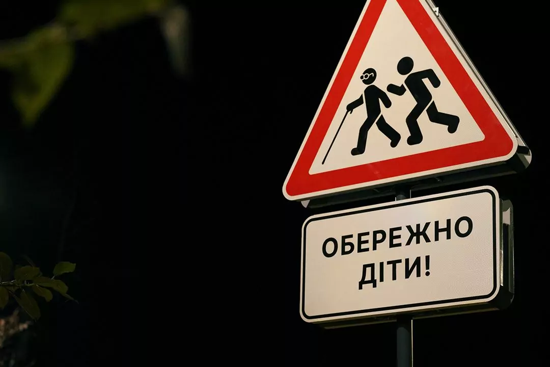 Дорожні знаки зі зображенням дітей з інвалідністю з'явилися у Києві: подробиці проєкту