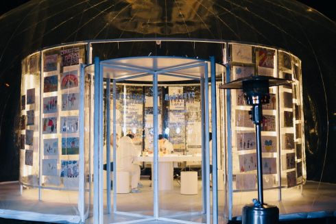 Інтерактивна інсталяція "Лайтхаус" відкрилася у парку Шевченка: її можна наповнювати малюнками та кольорами