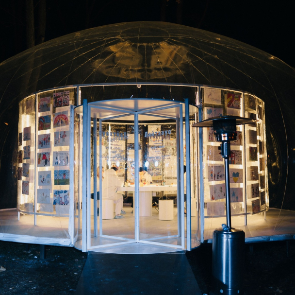 Інтерактивна інсталяція "Лайтхаус" відкрилася у парку Шевченка: її можна наповнювати малюнками та кольорами