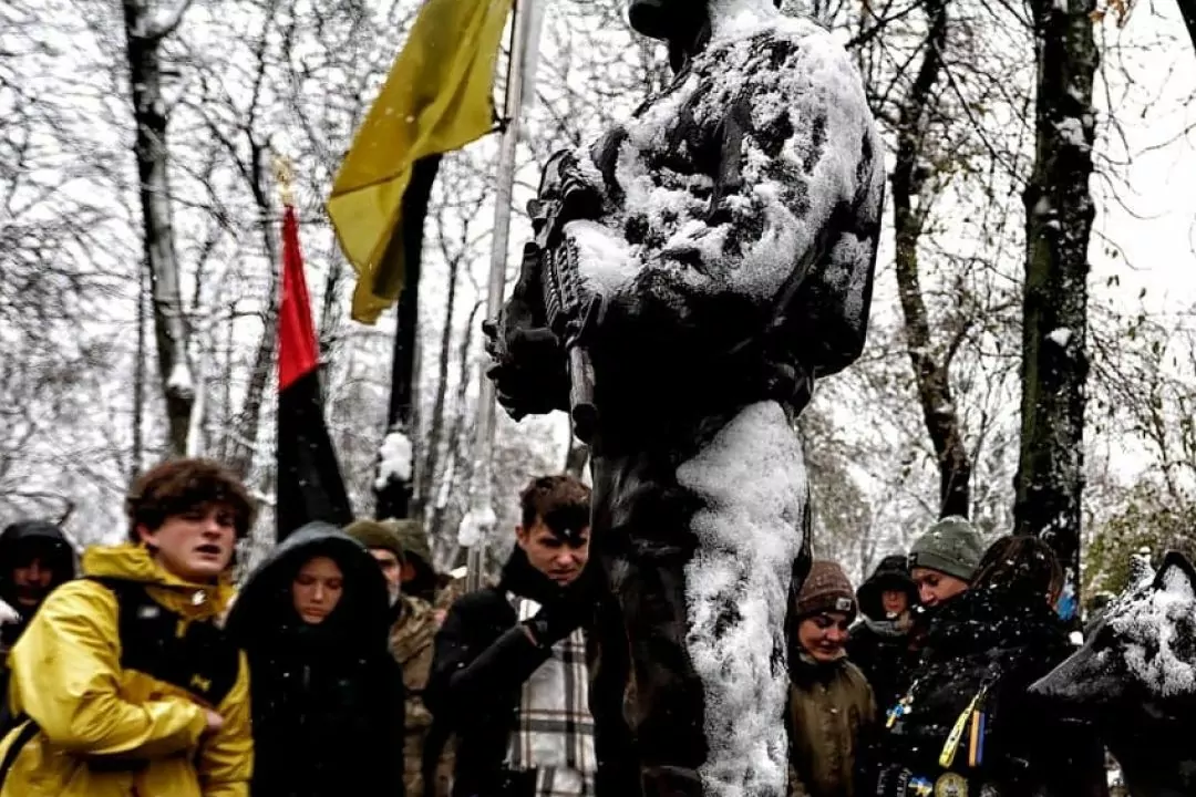 Пам'ятник Дмитру "Да Вінчі" Коцюбайлу встановили на Аскольдовій могилі