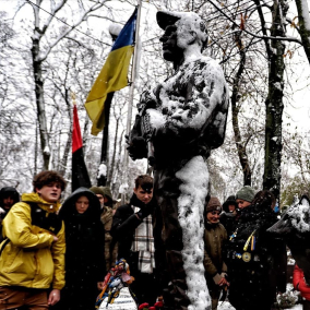 Пам'ятник Дмитру "Да Вінчі" Коцюбайлу встановили на Аскольдовій могилі