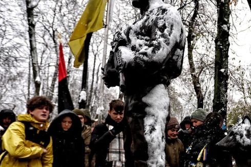 Пам'ятник Дмитру "Да Вінчі" Коцюбайлу встановили на Аскольдовій могилі