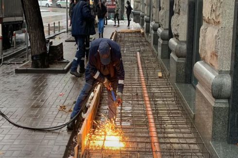 Заклад на Хрещатику намагався звести незаконну прибудову на тротуарі: її демонтували