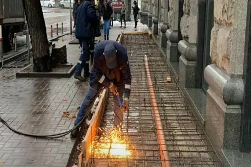 Заклад на Хрещатику намагався звести незаконну прибудову на тротуарі: її демонтували