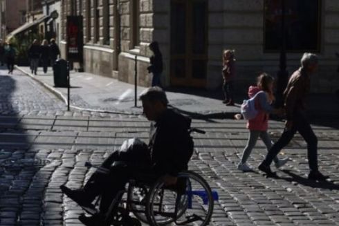 Во Львове на площади Рынок обустроят «дорожки доступности» для маломобильных людей