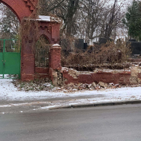 На Байковому кладовищі почали демонтовувати історичне огородження