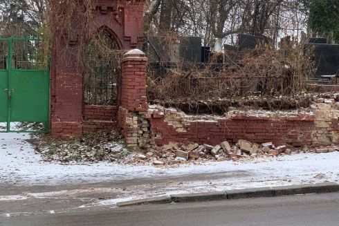 На Байковому кладовищі почали демонтовувати історичне огородження