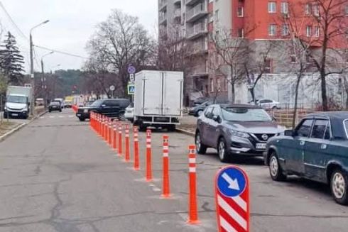 Біля лікарні у Києві встановили делінеатори: тепер дорога вільна для “швидких”