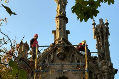 Дивіться, як очистили від дерев та сміття каплицю Вітте на Байковому кладовищі