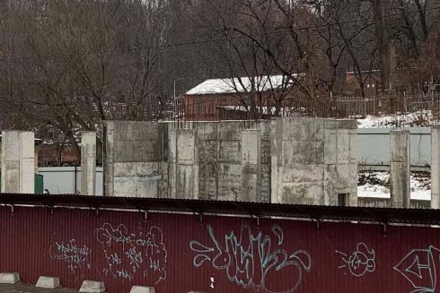 На Байковому кладовищі встановлюють новий паркан на місці історичного, а ще з'явився фундамент